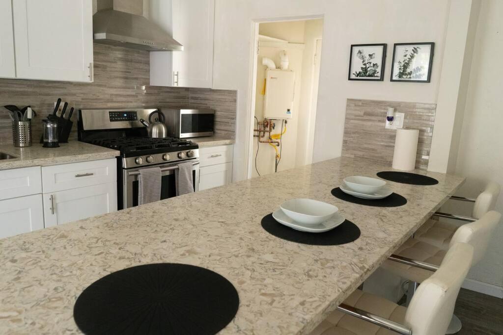 Spacious 2-Bedroom Unit In Hollywood Лос Анджелис Екстериор снимка