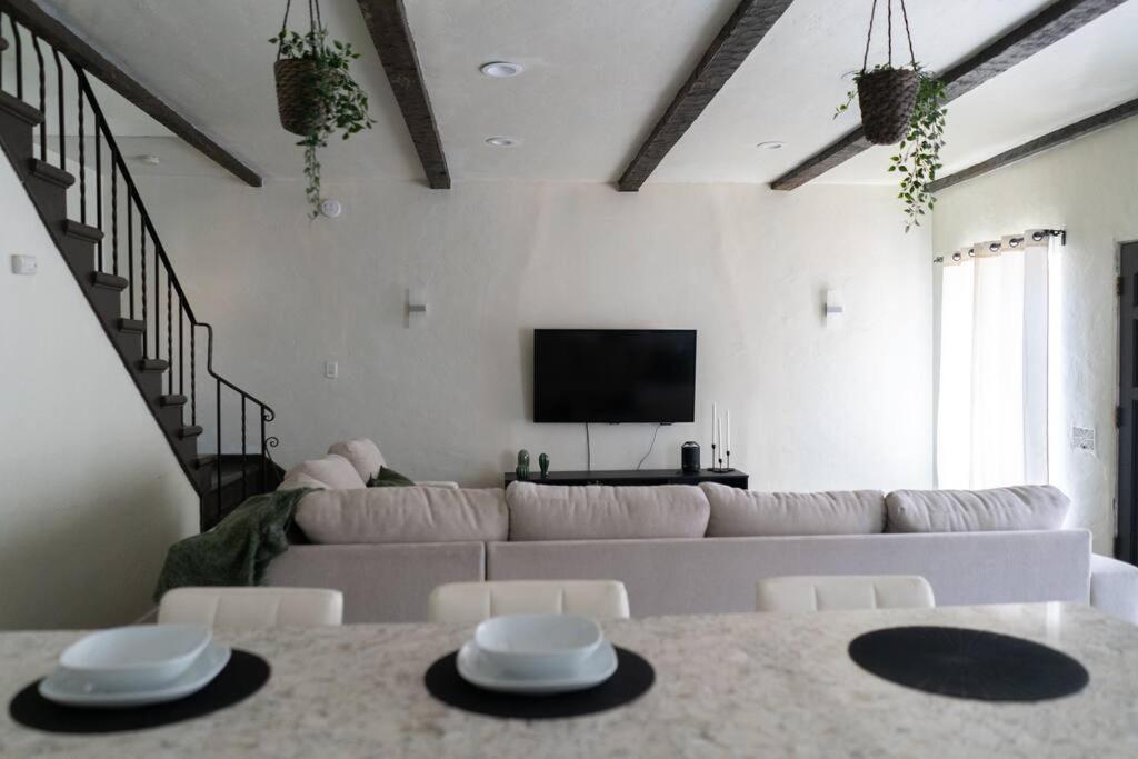 Spacious 2-Bedroom Unit In Hollywood Лос Анджелис Екстериор снимка