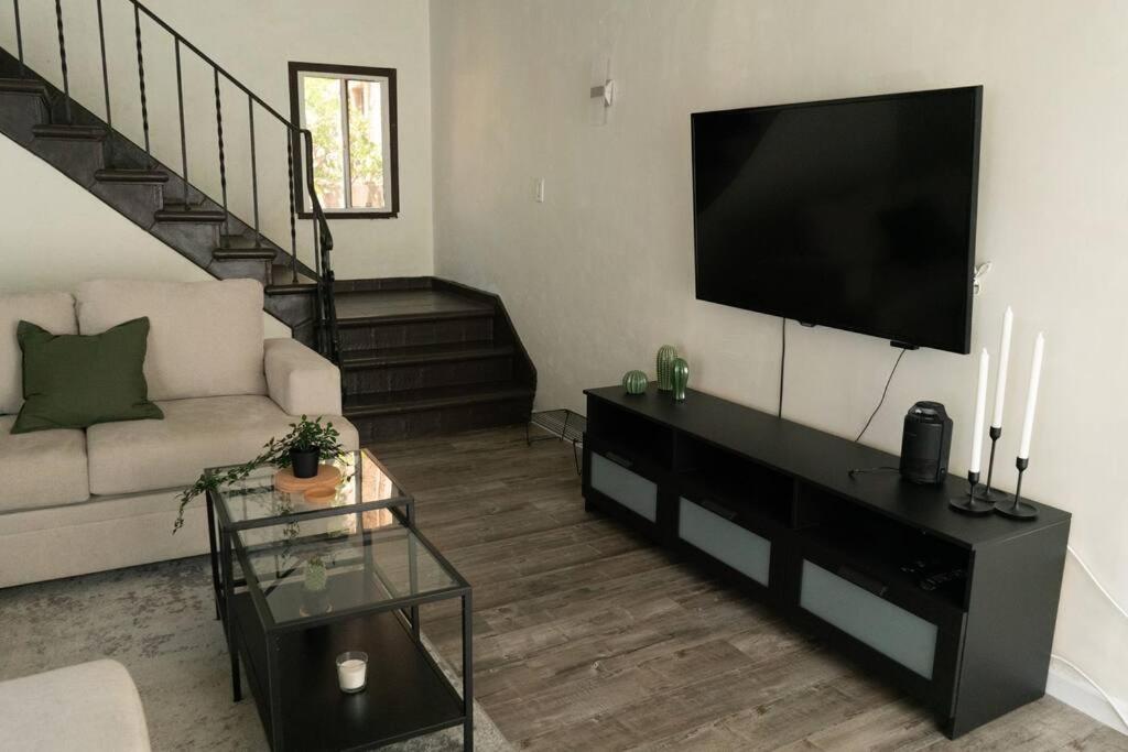 Spacious 2-Bedroom Unit In Hollywood Лос Анджелис Екстериор снимка