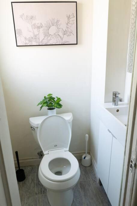 Spacious 2-Bedroom Unit In Hollywood Лос Анджелис Екстериор снимка